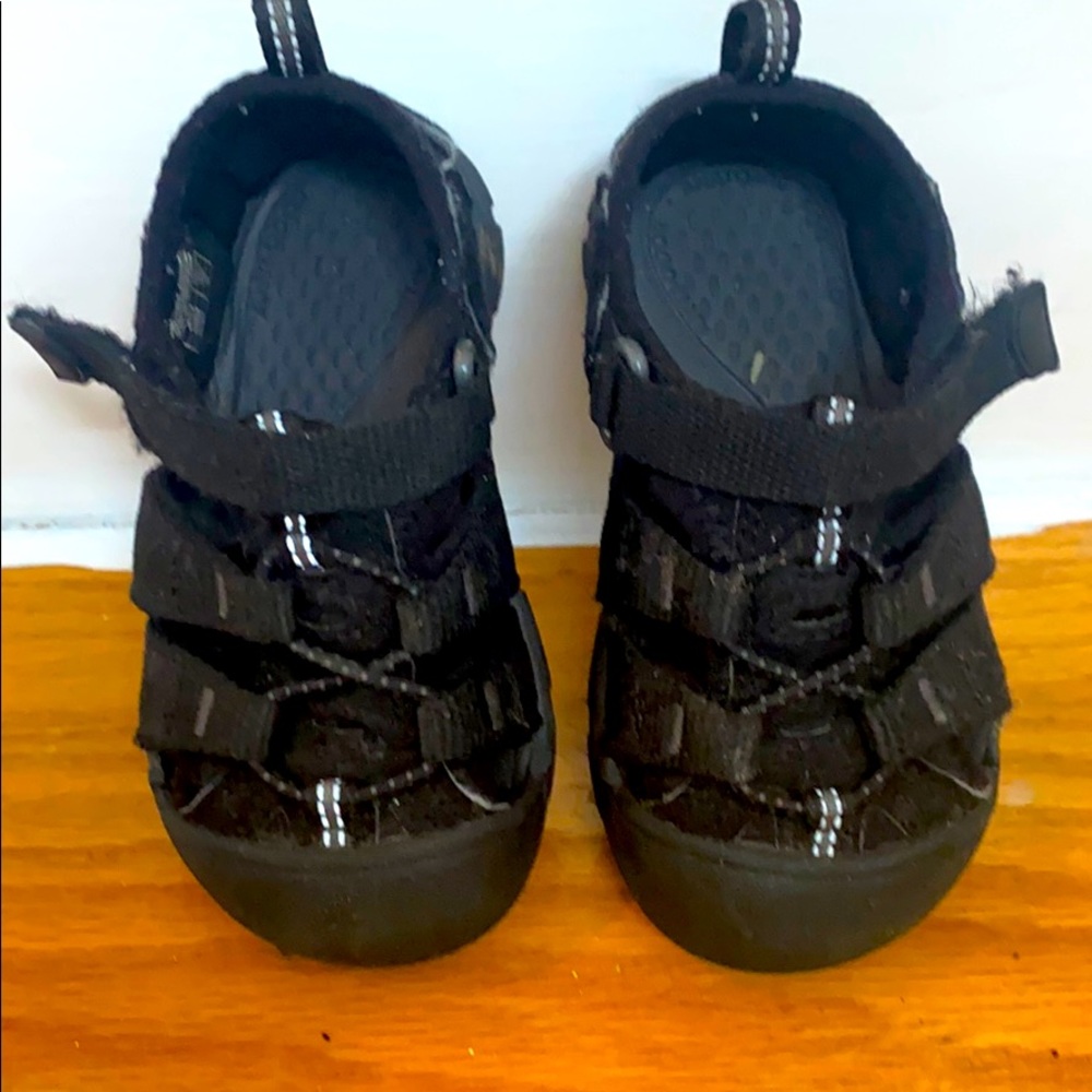 Keen black closed toe sandal for toddler